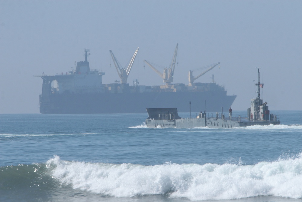 Marines, Sailors Train Together During Pacific Horizon