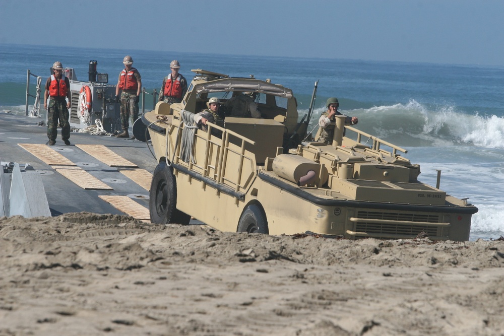 Marines, Sailors Train Together During Pacific Horizon