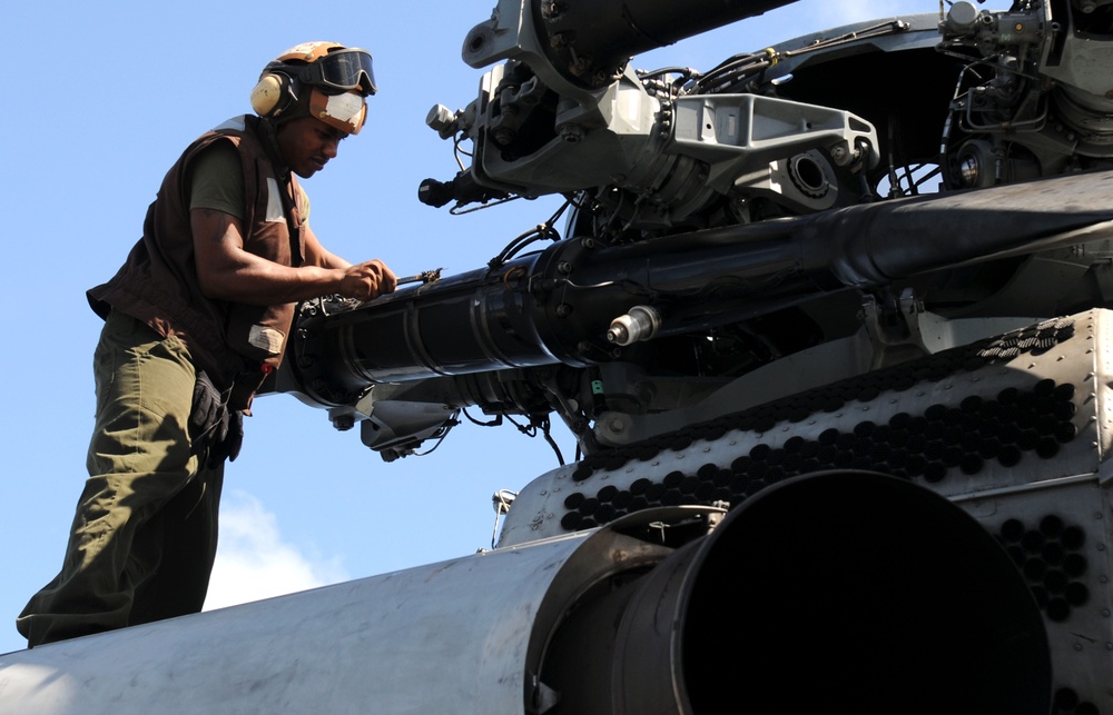 USS Wasp Marines, Sailors maintain helicopters