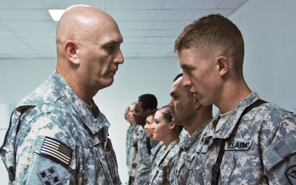 Odierno rewards Soldiers with a coin