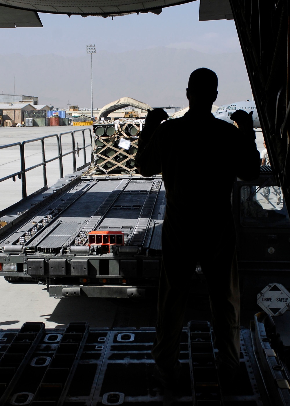 Airmen re-supply ammunition