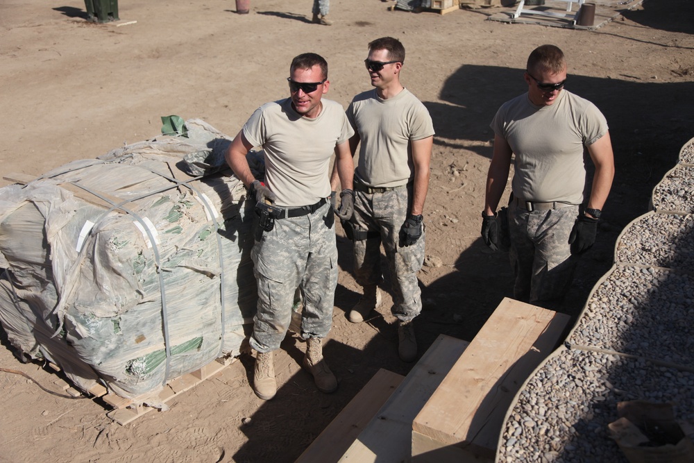 Soldiers visits Joint Security Station Um Sa'ah construction site