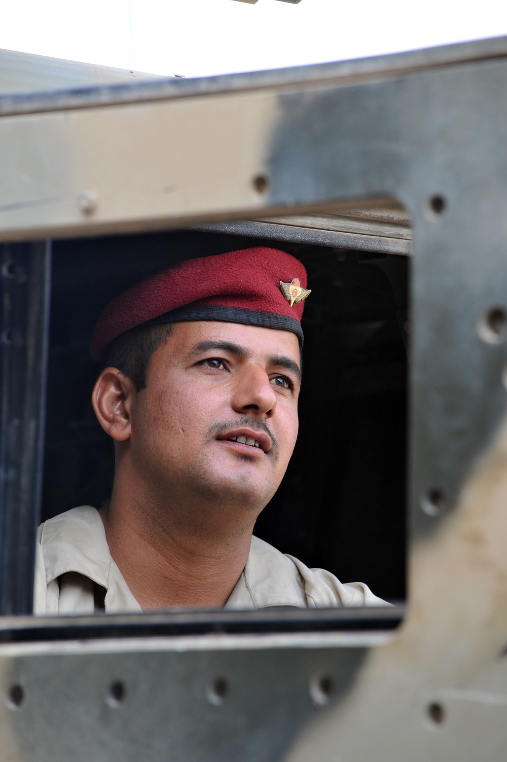 Iraqi soldiers give class on vehicle maintenance