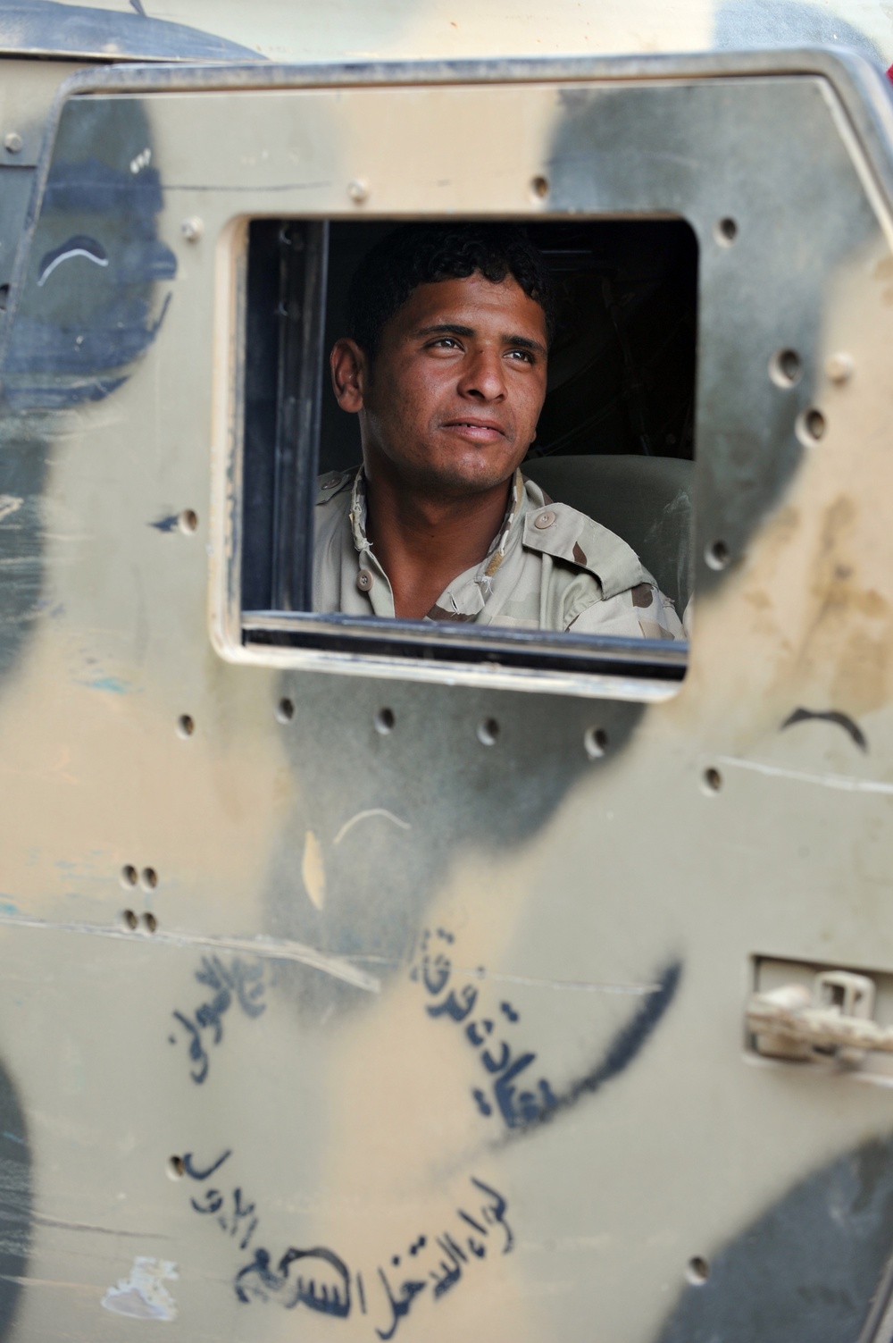 Iraqi soldiers give class on vehicle maintenance