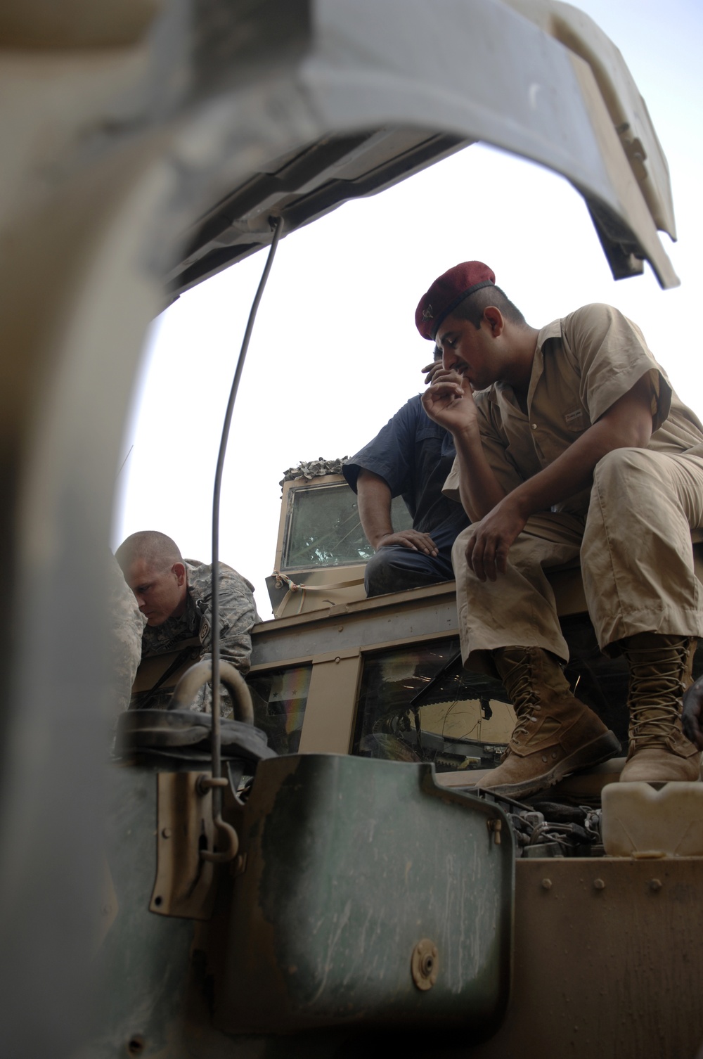 Iraqi soldiers give class on vehicle maintenance