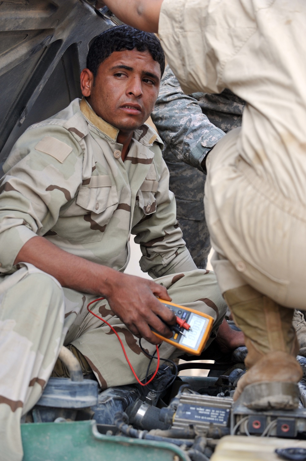 Iraqi soldiers give class on vehicle maintenance