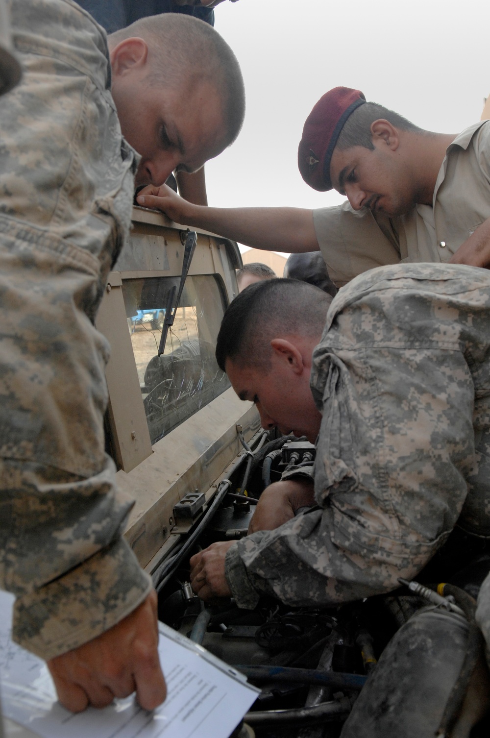 Iraqi soldiers give class on vehicle maintenance