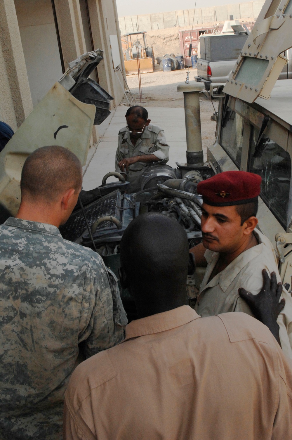 Iraqi soldiers give class on vehicle maintenance