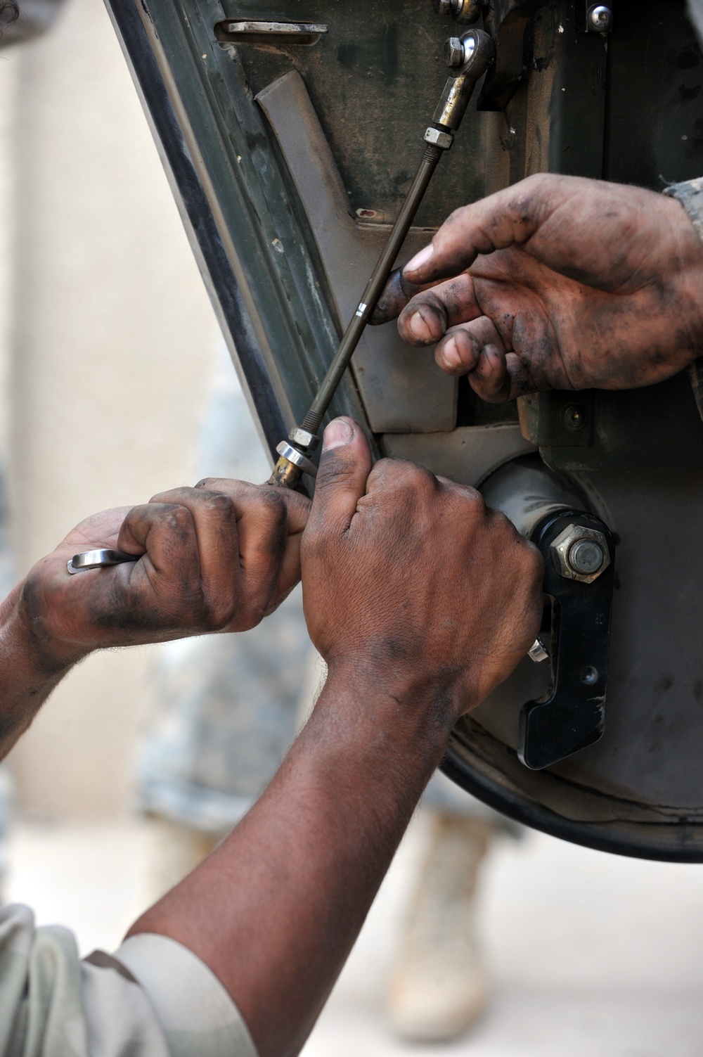 Iraqi soldiers give class on vehicle maintenance