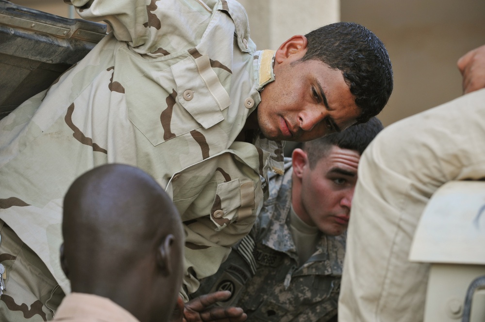 Iraqi soldiers give class on vehicle maintenance