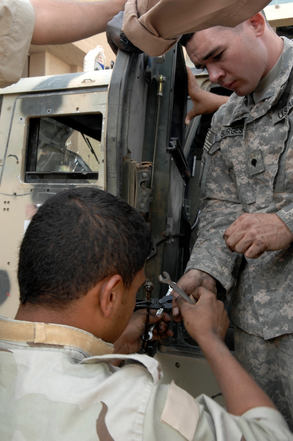 Iraqi soldiers give class on vehicle maintenance