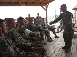 Engineer leader meets with Soldiers