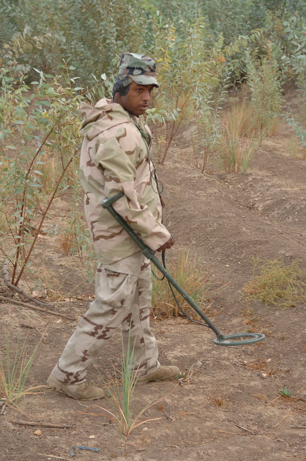 Iraqi soldiers search for weapons