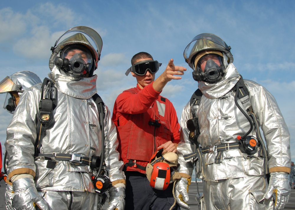 Sailors conduct firefighting training