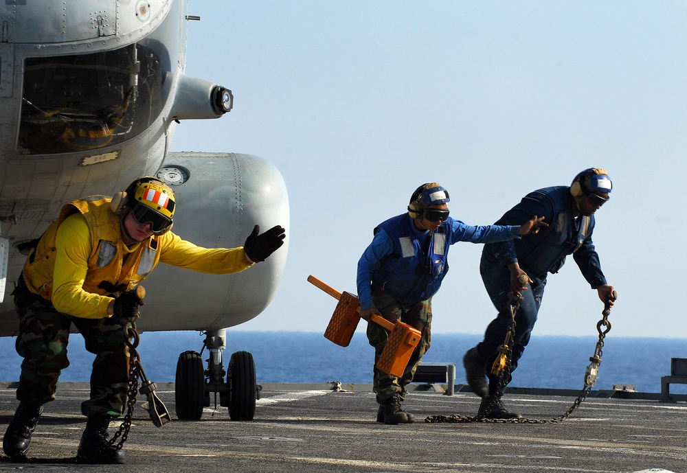 USS Harpers Ferry conducts flight operations