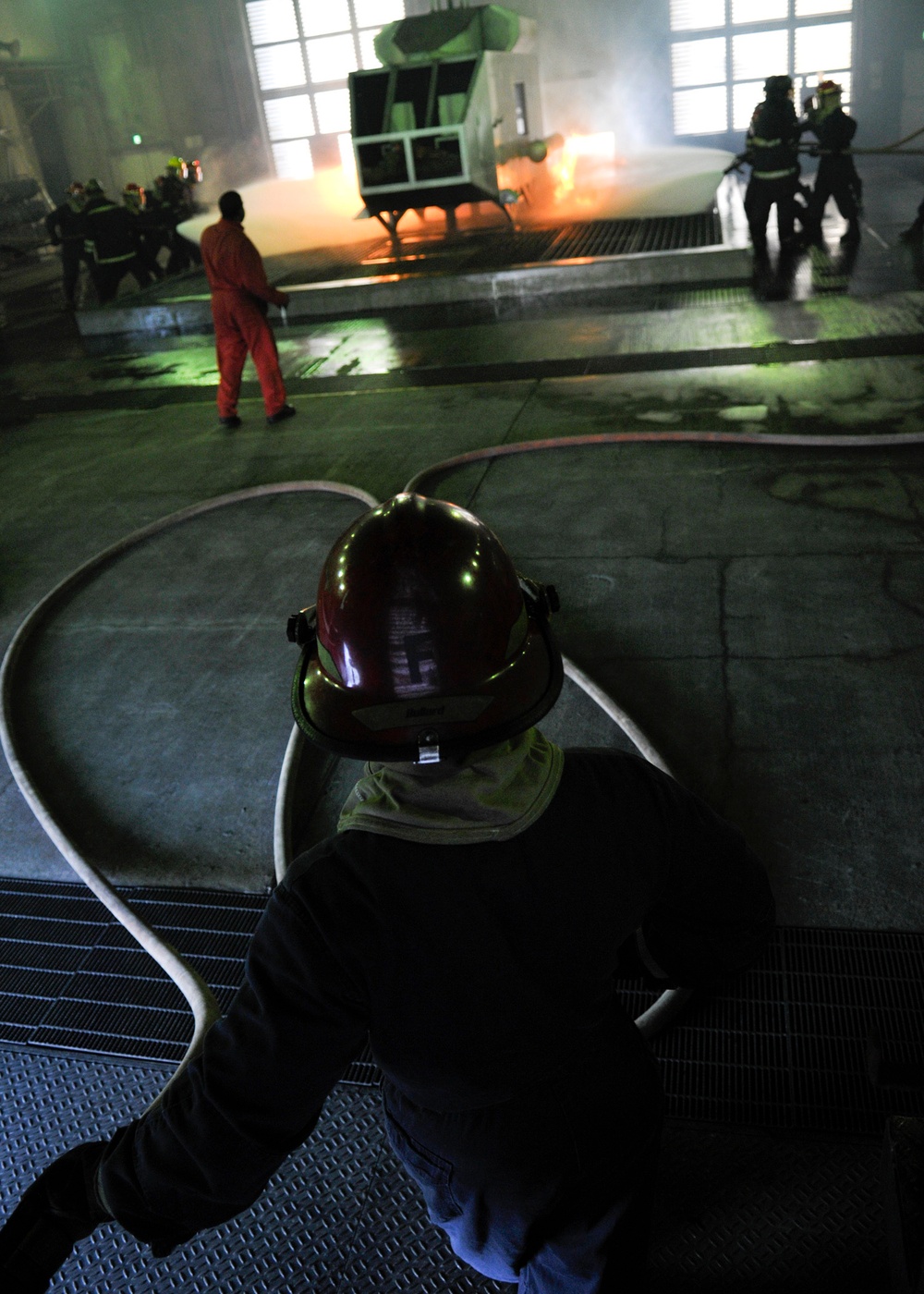 Sailors take firefighting class