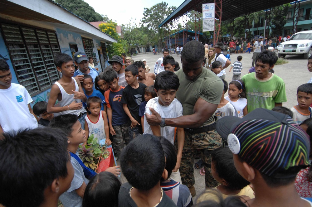 Service members give aid to Filipino children
