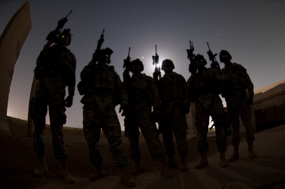 Paratroopers in Iraq Train at Night