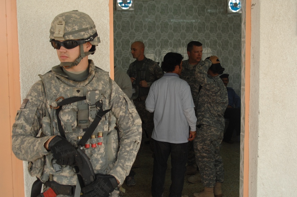 U.S. troops work with Iraqi police