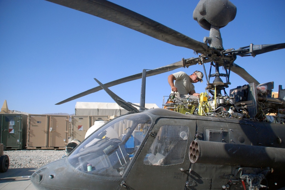Kiowa crew chiefs maintain reconnaissance mission