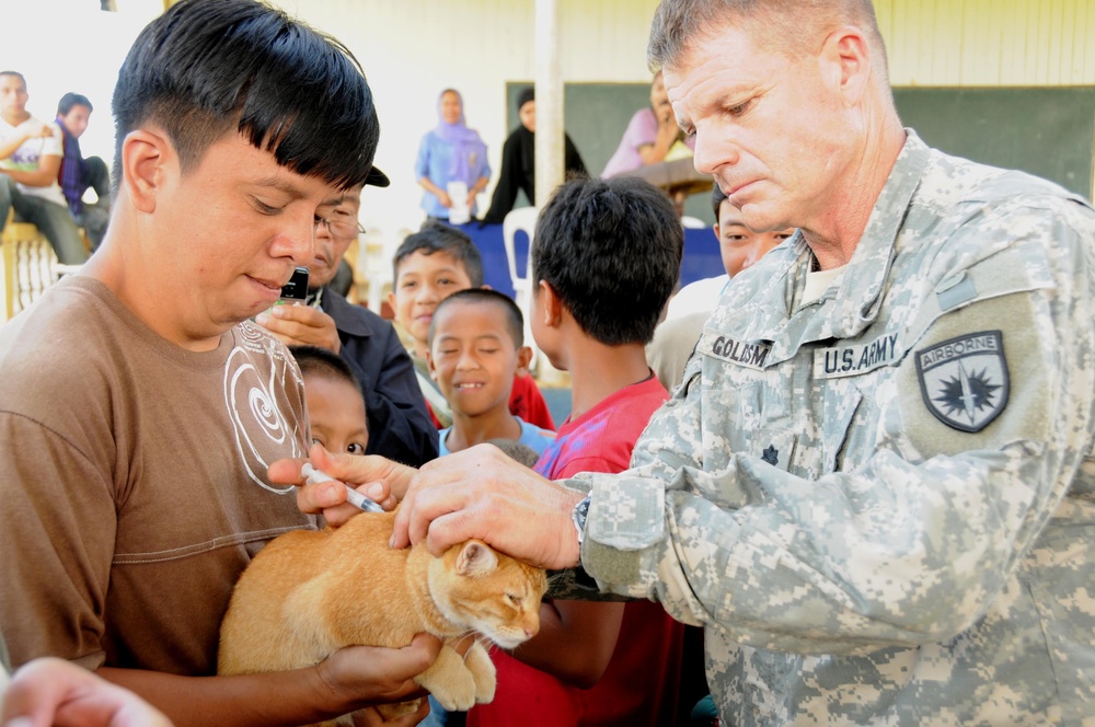 Local Vet and Joint Special Operations Task Force Philippines Teach and Treat Animals at Veterinarian Civil Action Project