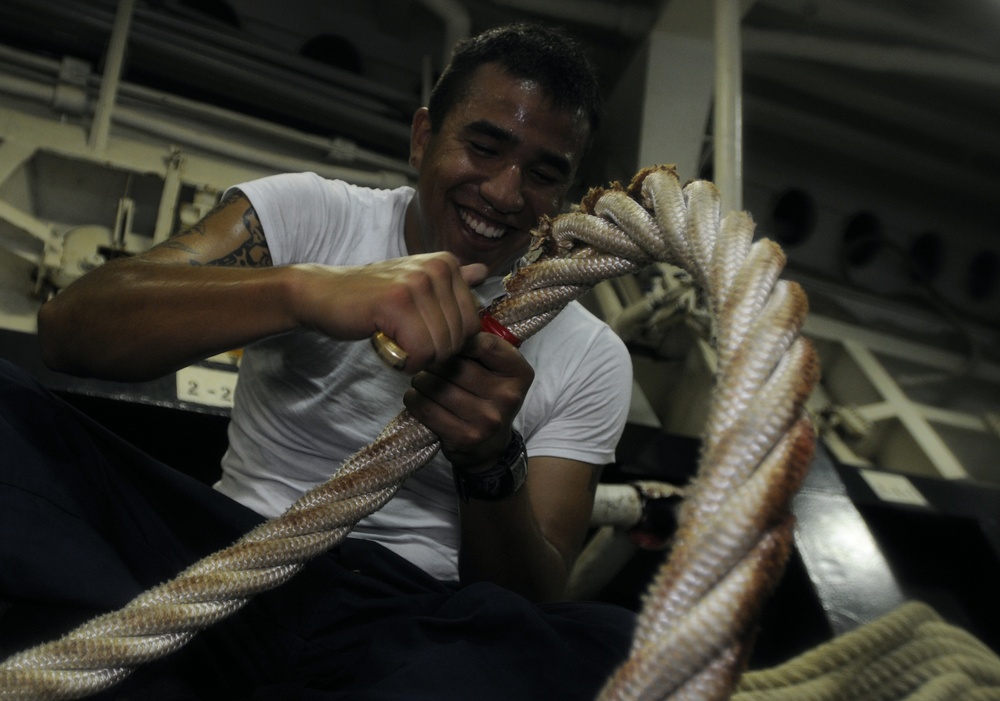 DVIDS Images Splicing Kevlar mooring line in the forecastle