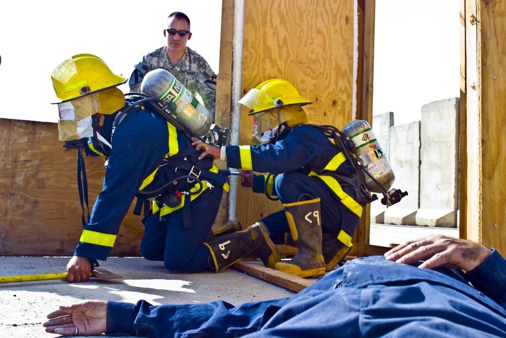 Soldiers pass on firefighting knowledge to Iraqis
