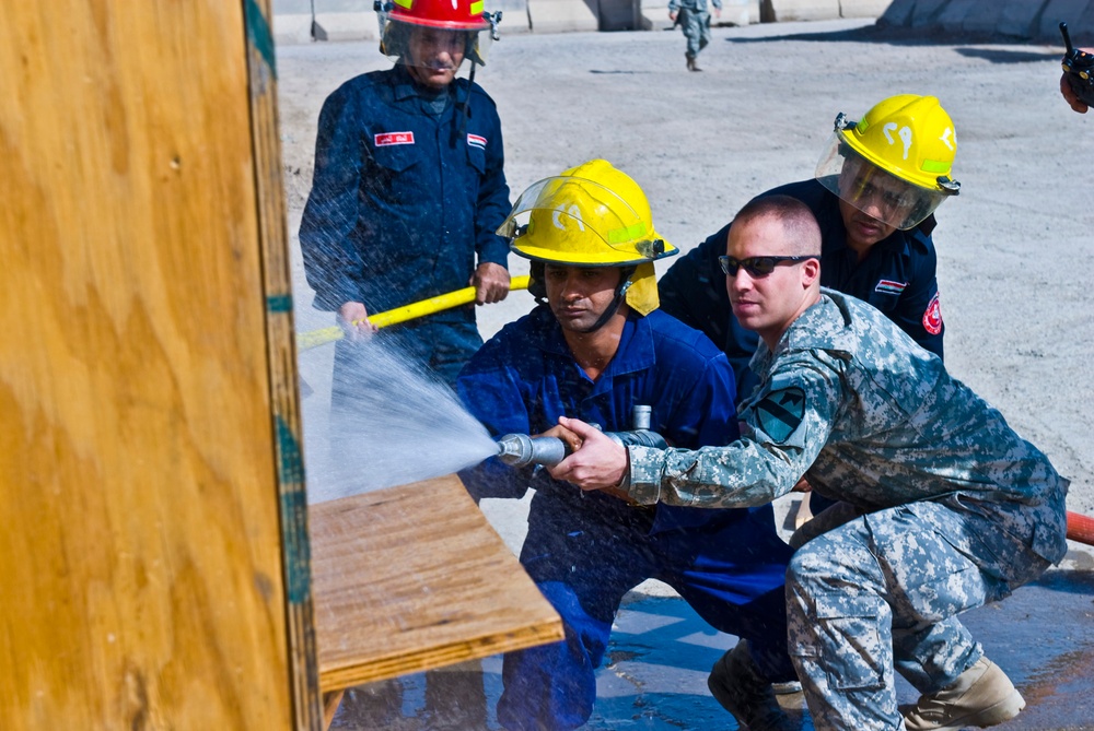 Soldiers pass on firefighting knowledge to Iraqis