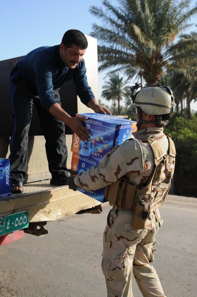 U.S., Iraqi troops deliver supplies to locals