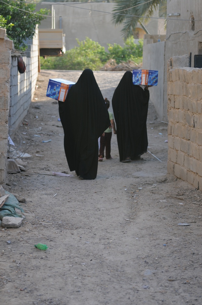 U.S., Iraqi troops deliver supplies to locals
