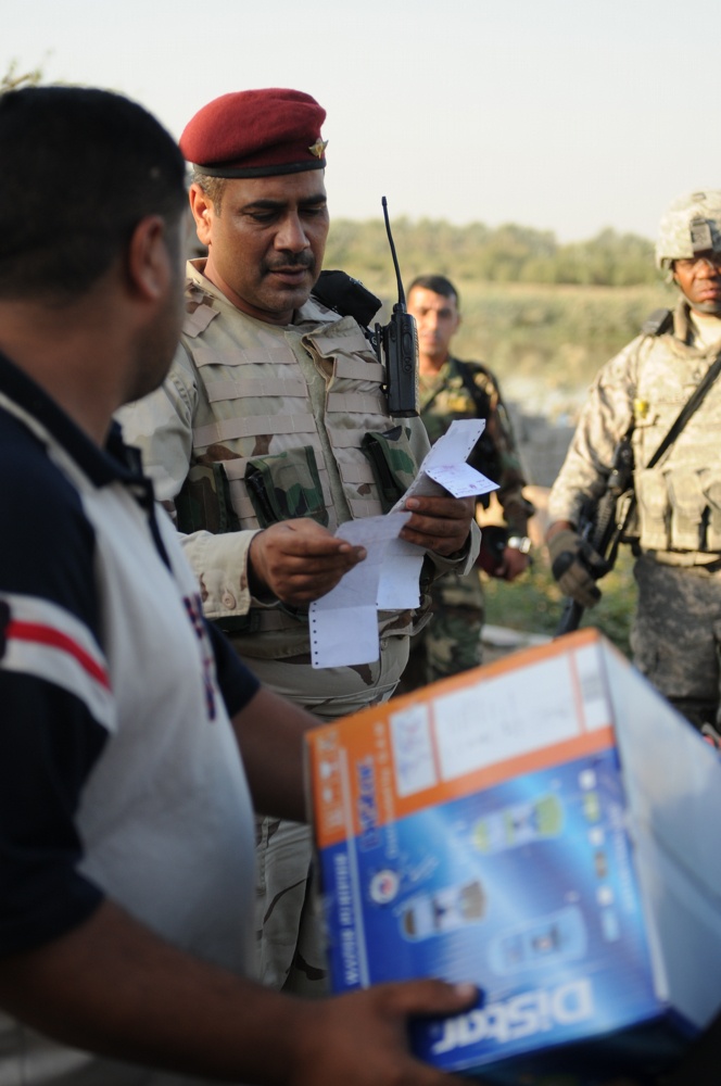U.S., Iraqi troops deliver supplies to locals