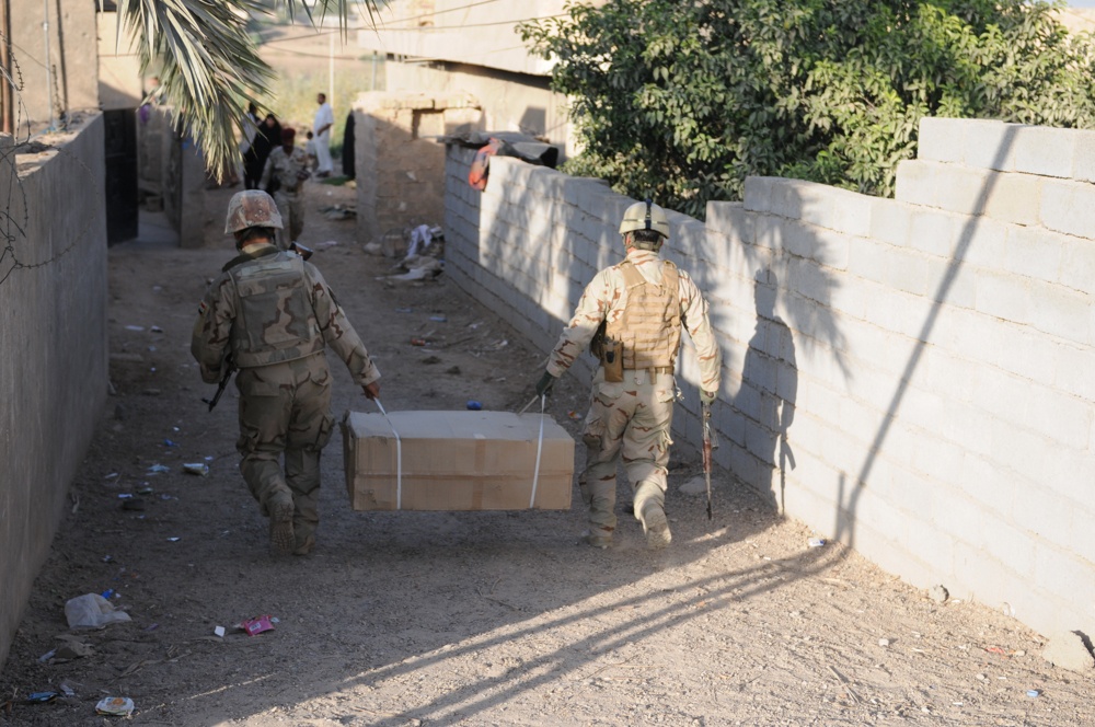 U.S., Iraqi troops deliver supplies to locals
