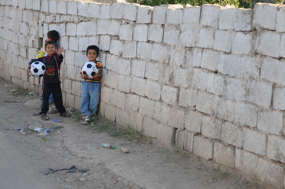 U.S., Iraqi troops deliver supplies to locals