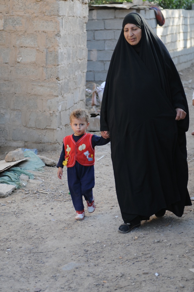 U.S., Iraqi troops deliver supplies to locals