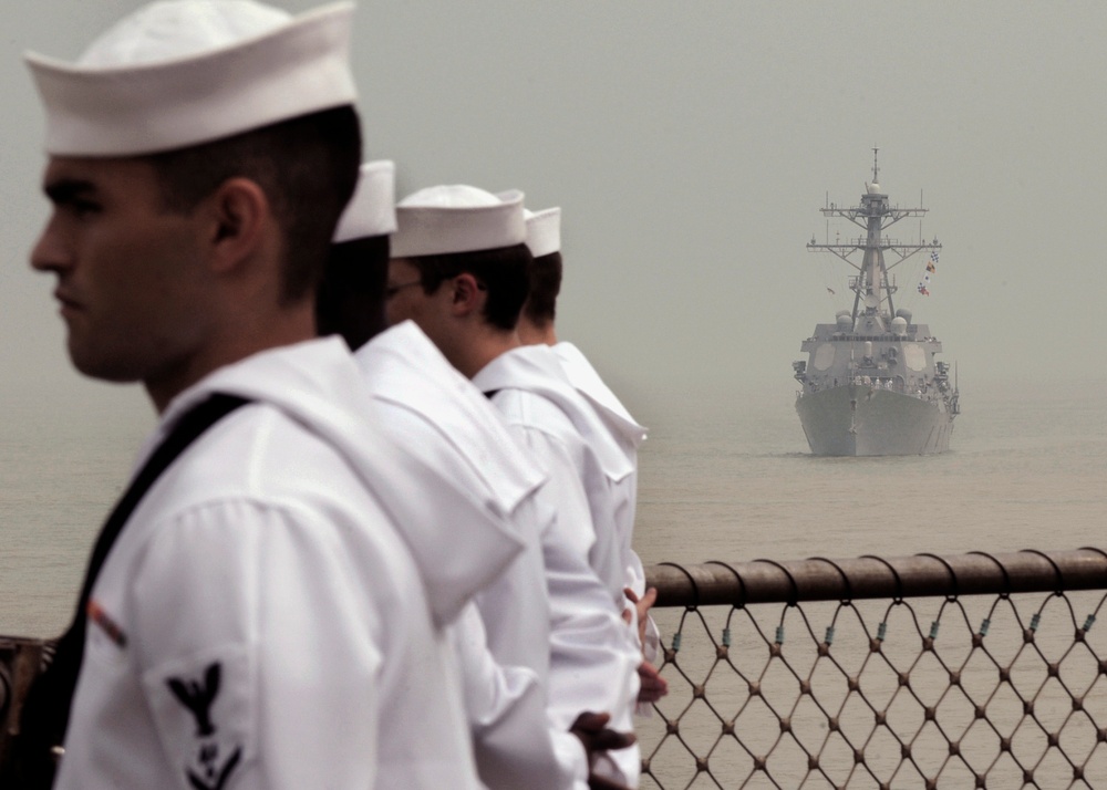 USS Blue Ridge pulls into Da Nang