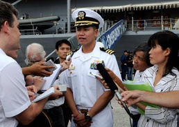 USS Blue Ridge pulls into Da Nang