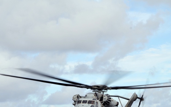 Helicopter lands on the USS Essex