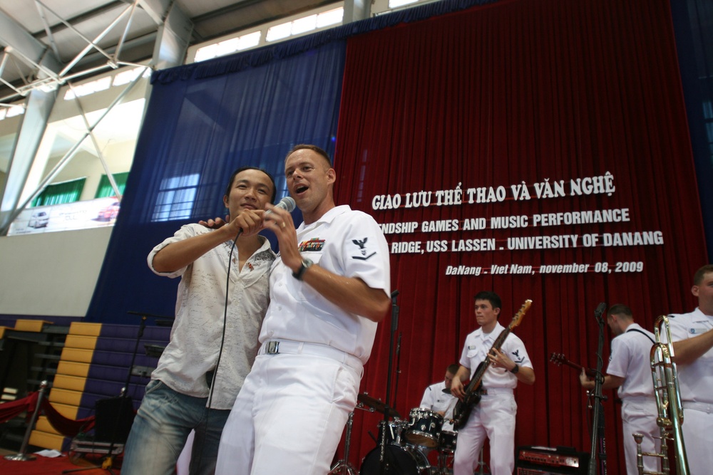 Sailors visit Da Nang