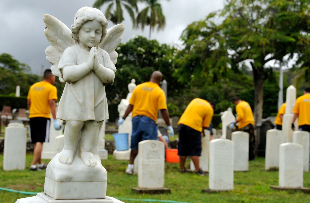 More than 40 Sailors assigned to the guided-missile destroyer USS Chafee and various commands clean the Navy Veterans Cemetery in Honolulu in preparation for Veterans Day, Nov. 11.