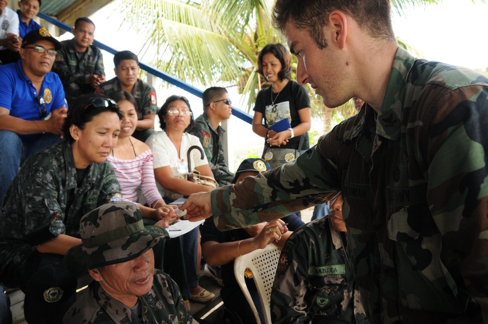 PNP and JSOTF-P Explosive Ordnance Disposal Teams Teach More Than 100 First Responders