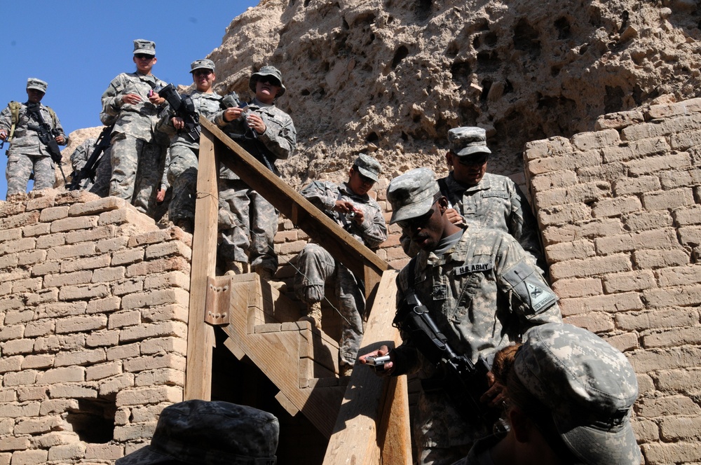 Soldiers visit historical ruins of Ur