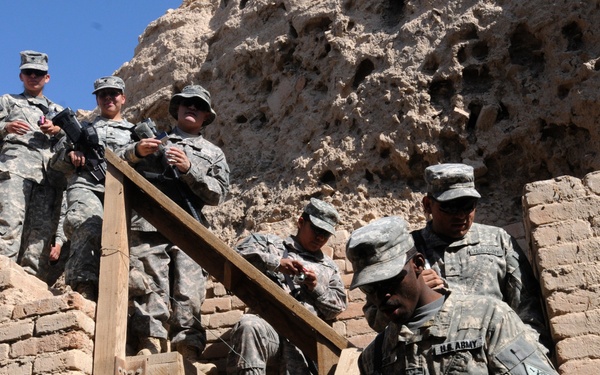 Soldiers visit historical ruins of Ur