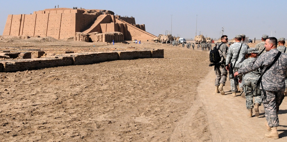 Soldiers visit historical ruins of Ur