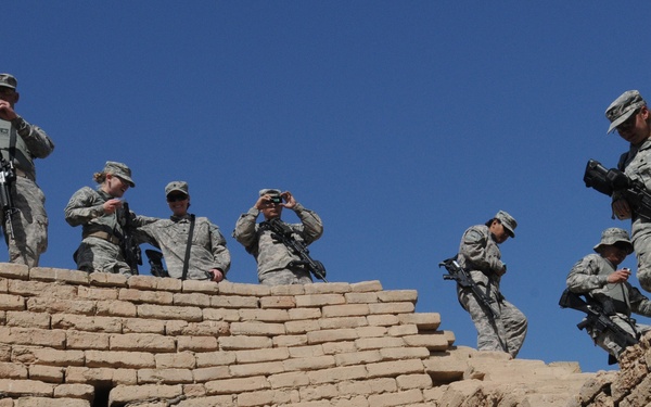 Soldiers visit historical ruins of Ur
