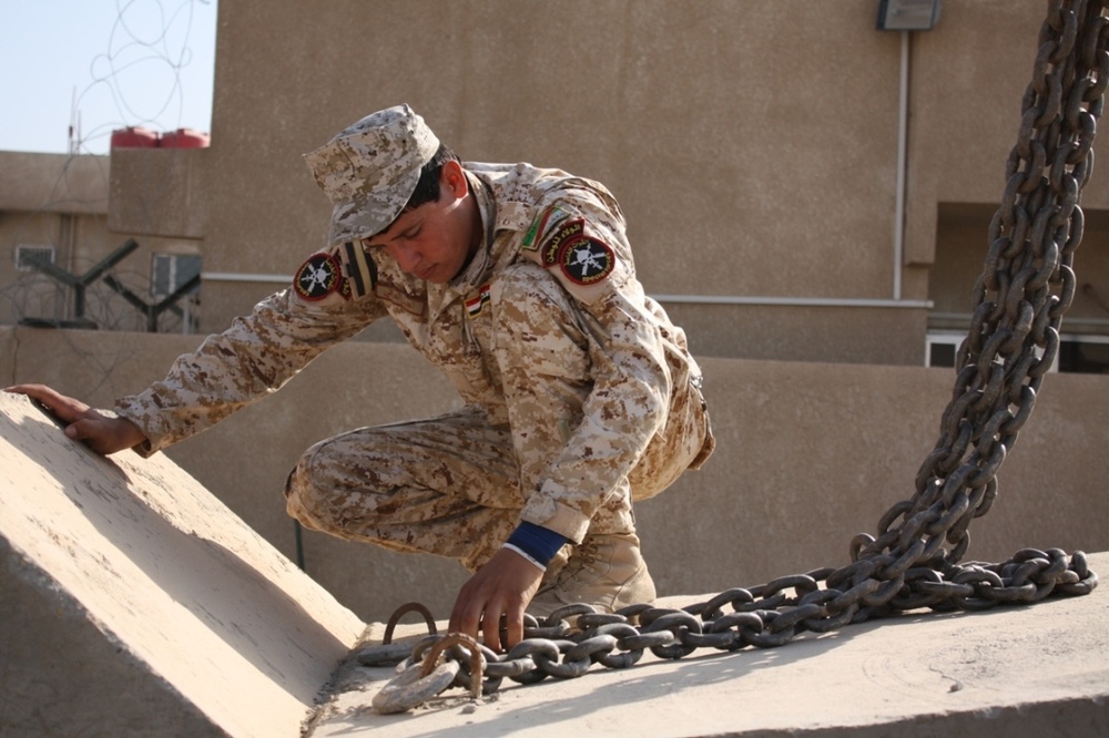 Iraqi Army Learn the Ropes on Crane Ops