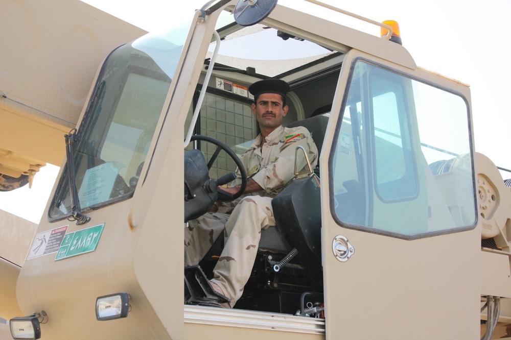 Iraqi Army Learn the Ropes on Crane Ops
