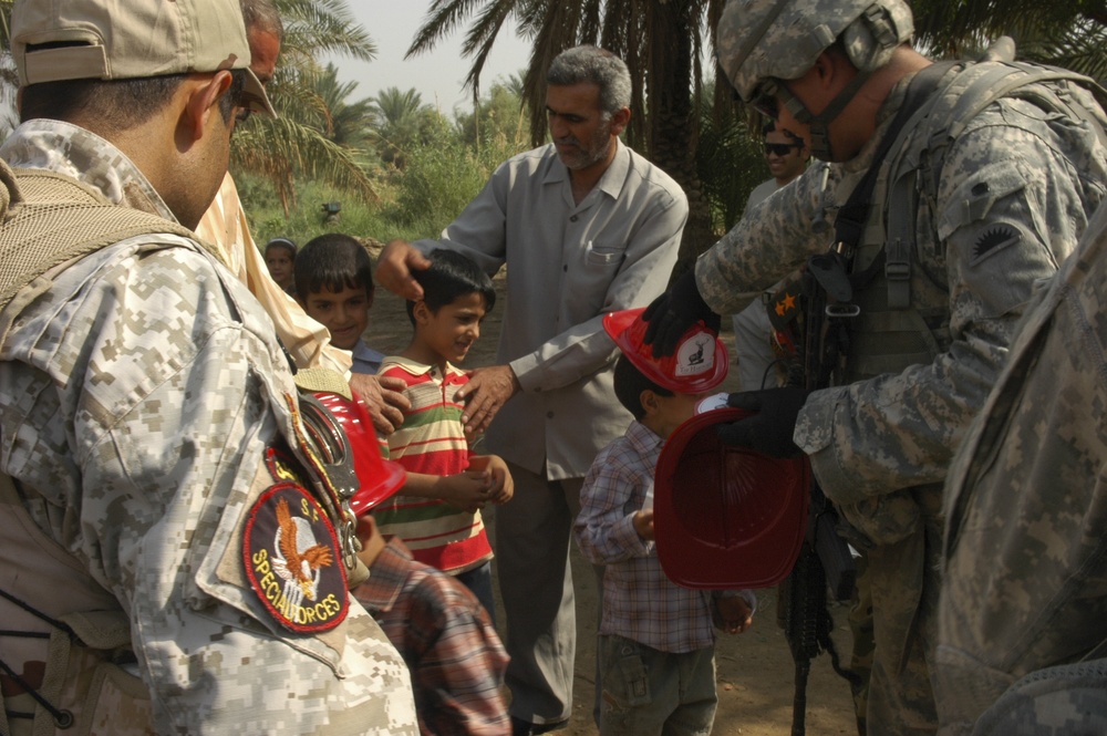 U.S. Soldiers visit Iraqi school