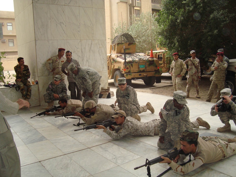 'Centurions' conduct small arms training with Iraqi Army