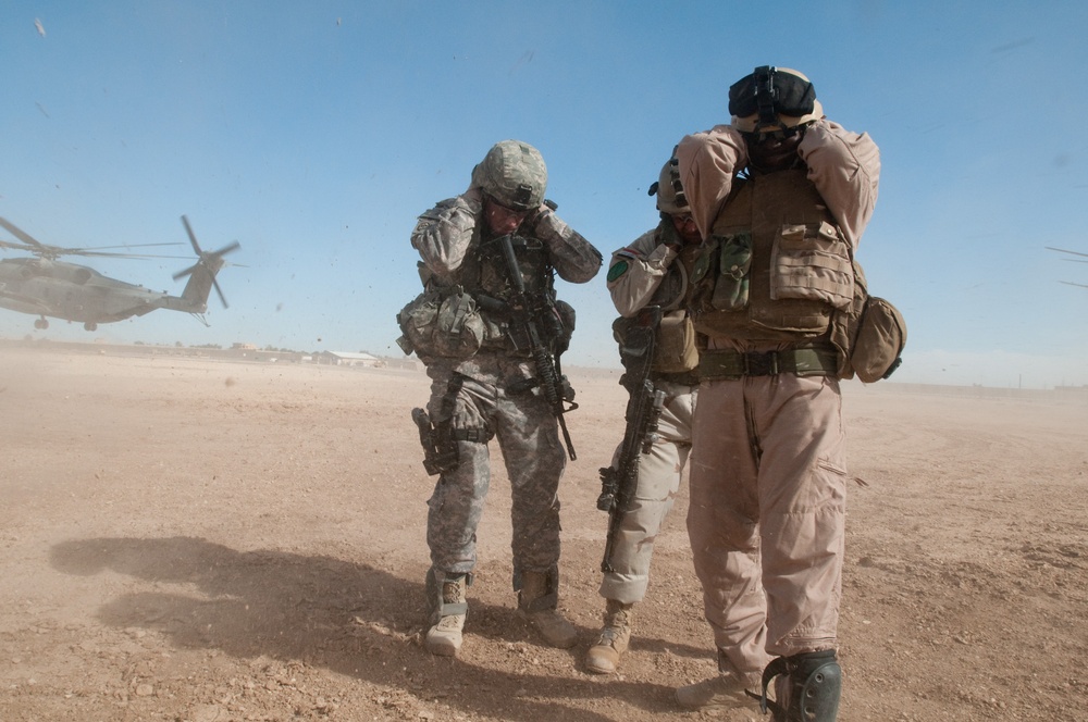 Iraqi Commandos, US Paratroopers Practice for Partnered Air-assault Operations