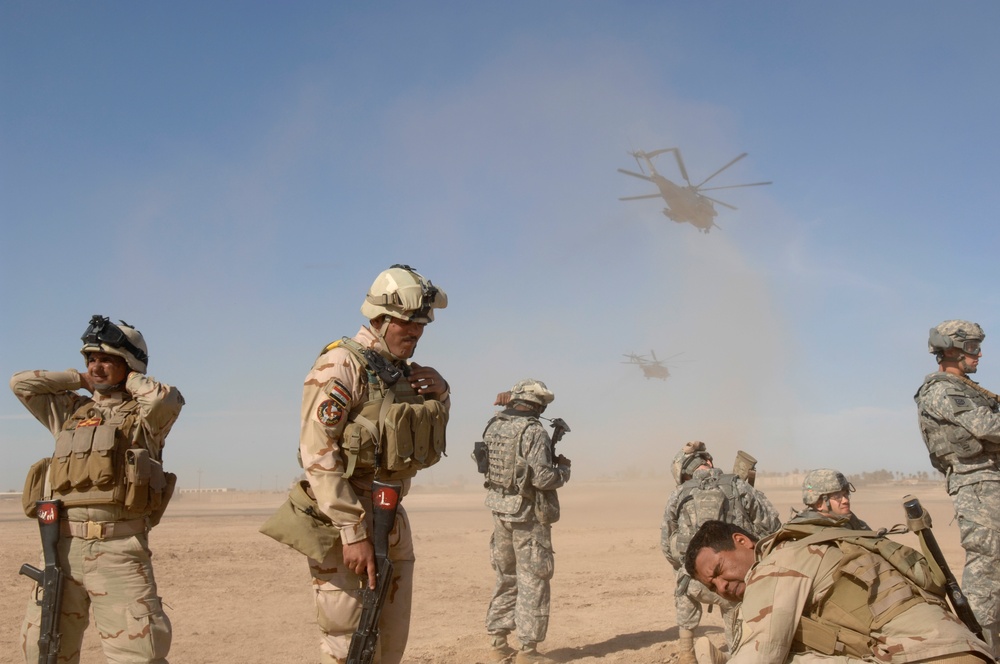 U.S., Iraqi troops train with Marine helicopters